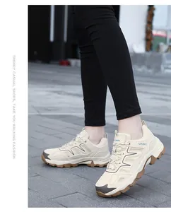 Dettaglio scarpa da trekking beige con mesh resistente e suola sportiva spessa