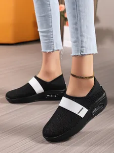 Details der atmungsaktiven schwarzen Mesh-Sneaker mit Elastikband und Fersen-Luftpolster