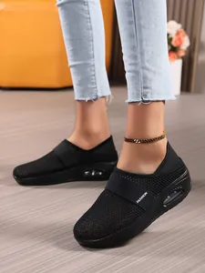 Nahaufnahme schwarzer, atmungsaktiver Mesh-Slipper für Damen mit Luftpolstersohle