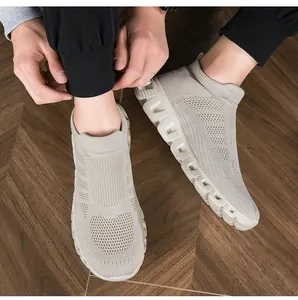 Vista dettagliata dall'alto di sneaker in maglia traspirante su parquet