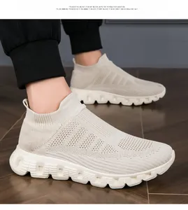 Dettaglio di sneaker in maglia beige con mesh traspirante e suola in EVA antiscivolo