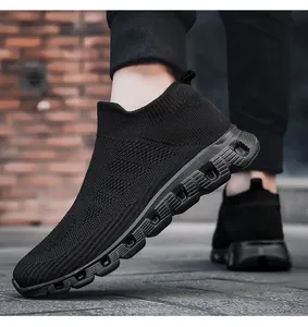 Dettaglio della sneaker a calzino alta nera in tessuto traspirante con suola ondulata