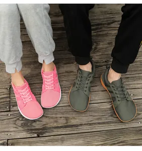 Vue détaillée des baskets pieds nus en maille respirante rose et vert sur bois