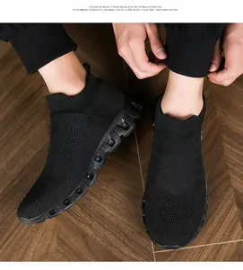 Dettaglio della sneaker alta nera in tessuto fly-knit traspirante con suola spessa