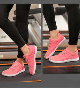 Détail de baskets de marche roses en mesh respirant pour femme dans une salle de sport