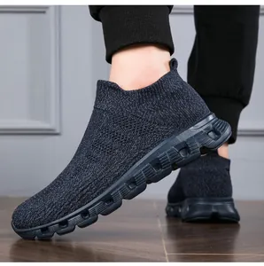 Dettaglio delle sneakers a calzino in maglia blu con texture traspirante e suola ammortizzata