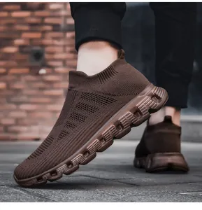 Dettaglio ravvicinato di scarpe sportive marroni in maglia con trama traspirante e suola flessibile