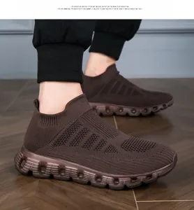 Dettaglio sneaker in maglia marrone con mesh traspirante e suola in gomma antiscivolo