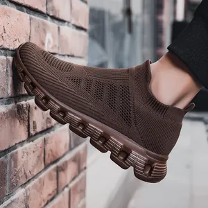 Sneaker da uomo in maglia marrone traspirante con suole spesse flessibili ammortizzate