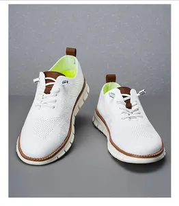 Detailansicht aus atmungsaktivem Mesh und braunem Leder für diese weißen Herren-Slipper