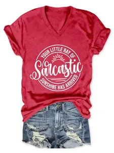 Vue détaillée d'un t-shirt rouge à col en V avec un slogan Sarcastic Sunshine imprimé