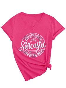 Détail de l'imprimé blanc avec slogan sur un t-shirt rose pour femme à col en V.