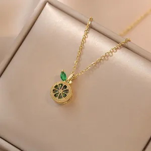 Collier tranche de citron doré avec zircons verts sur un élégant écrin satiné