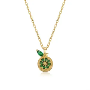 Collier pendentif citron doré avec zircons verts et une chaîne à maillons élégante