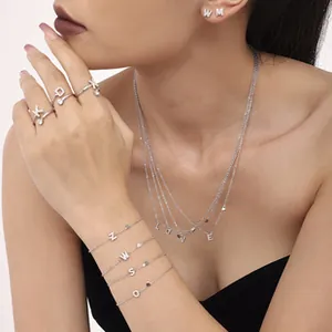 Vue détaillée du collier multicouche en titane plaqué or 18 carats avec pendentifs LOVE