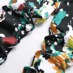 Jean slim noir style urbain avec imprimés abstraits de taches de peinture multicolores
