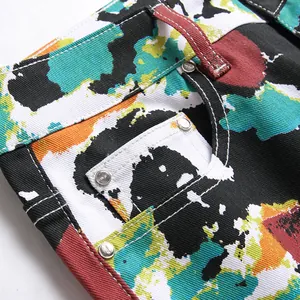Jean slim pour homme style urbain avec imprimé graffiti coloré et rivets métalliques