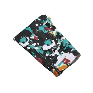 Jean denim slim streetwear avec imprimé graffiti artistique et surpiqûres contrastées