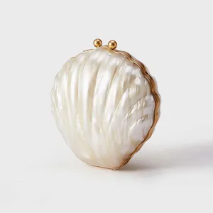 Détail de la pochette de soirée coquillage blanc perle avec cadre métallique doré et fermoir