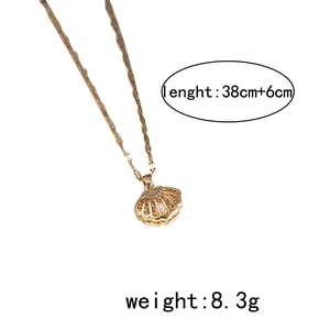 Detail of 38+6cm gold shell pendant necklace with pearl inlay and wavy snake chain