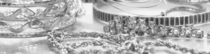 Makrodetail von silbernen Armreifen und mit Strass besetztem Hip-Hop-Schmuck