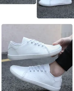 Detailansicht weißer Barfußschuh mit breiter Zehenbox und flexibler flacher Sohle