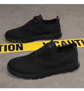 Detailansicht der schwarzen atmungsaktiven Mesh-Herrenschuhe mit modischer Webstruktur