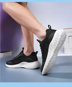 Détail de chaussures de course en mesh noir respirant avec semelles blanches antidérapantes