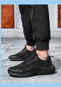Gros plan sur la maille respirante noire et la semelle en mousse des baskets pour hommes