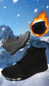 Detail van waterdichte snowboots met warme pluche voering en stevige rubberen zool