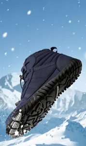 Detail van waterdichte sneeuwlaarzen met antislip rubberen zolen en warme voering