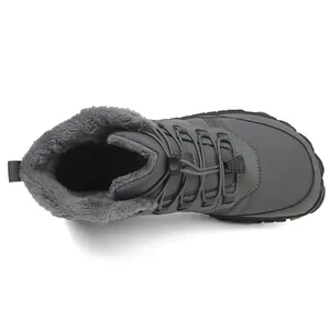Vue de dessus des bottes de neige grises avec doublure polaire épaisse et laçage à cordon