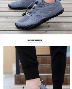 Detail van grijze blotevoetenschoenen met ademend mesh en vijfvingerige rubberen zool