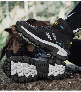 Nahaufnahme strapazierfähiger Wanderschuhe mit robuster, rutschfester Gummisohle im Freien