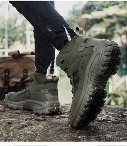 Outdoor-Aufnahme der grünen taktischen Wanderschuhe mit griffiger Sohle und Mesheinsätzen