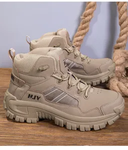 Detailansicht khakifarbener Wanderschuhe mit robuster Gummisohle und Logo an der Seite