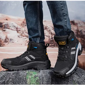 Nahaufnahme schwarzer High-Top-Wanderschuhe mit robuster Sohle und HJY-Logo auf felsigem Grund