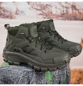 Details der armee-grünen taktischen Stiefel mit robuster rutschfester Sohle und Mesh