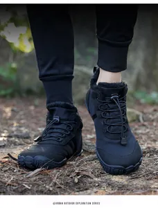 Λεπτομέρεια από μπότες barefoot εξωτερικού χώρου με ζεστή γούνινη επένδυση και κορδόνια