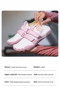 Detalle de tejido fly-knit transpirable y cuero en el calzado deportivo rosa de agua