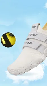 Primer plano de zapatillas de agua blancas transpirables con doble cierre de velcro ajustable