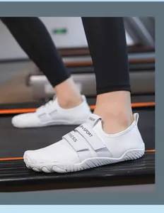 Primer plano de zapatos de agua blancos transpirables con velcro en cinta de correr