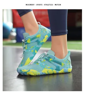 Gros plan sur les chaussures aquatiques en maille bleue avec lacets rapides et semelle antidérapante