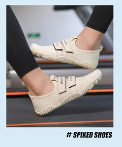 Primer plano de zapatillas de agua beige con correas de velcro en una cinta de correr