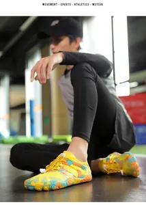 Détail de chaussures aquatiques jaunes à lacets rapides sur le sol d'une salle de sport