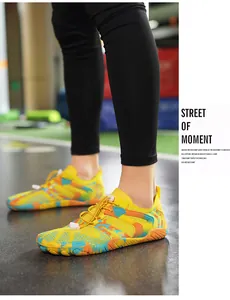 Détail de chaussures aquatiques camouflage jaune avec semelle antidérapante et lacets rapides