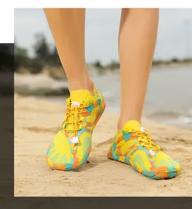 Détail de chaussures d'eau camouflage jaunes avec laçage rapide sur la plage