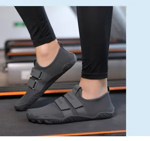 Primer plano de zapatillas de agua grises con velcro para gimnasio y deportes al aire libre