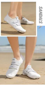 Detalle de sandalias de playa blancas en malla transpirable con correas de velcro