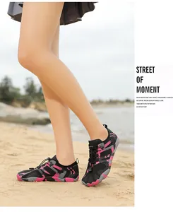 Chaussures d'eau d'extérieur en maille respirante avec détail camouflage rose sur sable